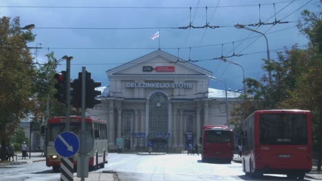 Trolleybus-Traffic-Near-the-Lithuanian-Railway-Station-in-Vilnius,-Lithuania