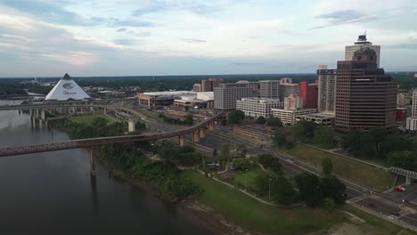 Memphis-Downtown-and-Waterfront-on-Mississippi-River,-Tennessee-USA