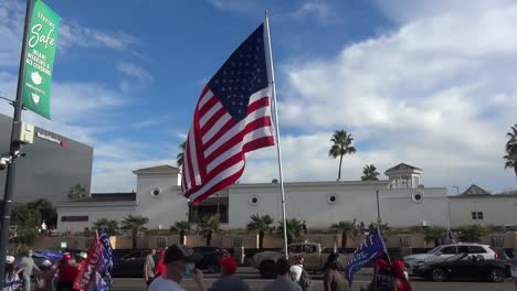 Bandera-Estadounidense-En-La-Protesta-Pro-Trump