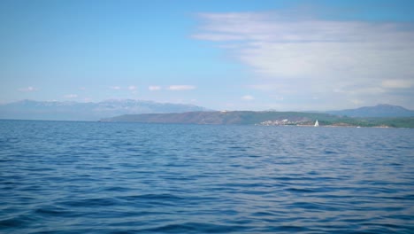 Ruhige-Blaue-Wellen-Mit-Hellem-Himmel-Im-Sommer---Blick-Von-Einem-Segelboot-In-Kroatien,-Europa