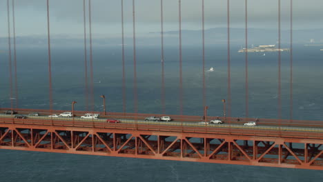 Autos-überqueren-Die-Golden-Gate-Bridge-Mit-Alcatraz-Und-San-Francisco-Im-Hintergrund