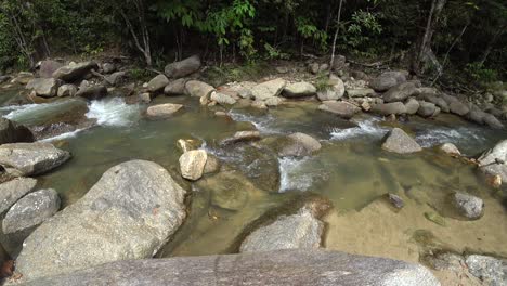 Sehr-Entspannender-Tropischer-Wasserstrom-Bei-Ulu-Bendul,-Malaysia,-Negeri-Sembilan