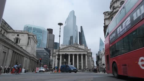 Geschäftige-Londoner-Bankkreuzung-An-Einem-Bewölkten-Tag-Zentrales-Geschäftsviertel