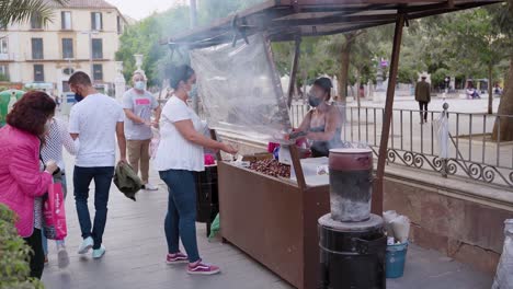 Vendedor-Ambulante-Vendiendo-Nueces-En-El-Puesto-De-Comida-En-La-Calle-Al-Aire-Libre-De-Málaga,-España