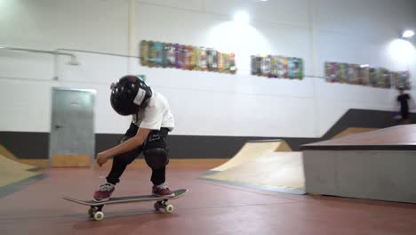 Niño-Varón-Joven-Saltando-Sobre-Rampas-En-El-Parque-De-Patinaje-Interior