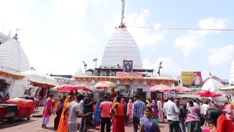 Peregrinos-Rezando-Y-Haciendo-Sus-Rituales-En-El-Templo-Baidyanath-Dham