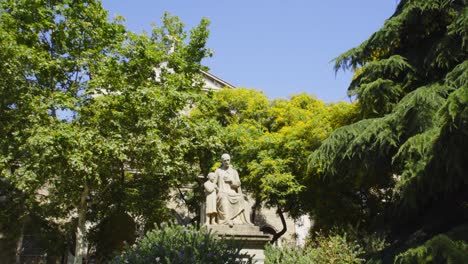 Estatua-De-Piedra-De-Un-Santo-Frente-A-Una-Iglesia-Cristiana-En-Barcelona