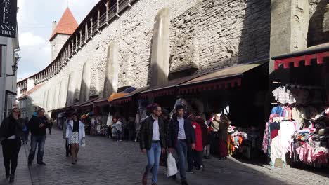 Puestos-De-Mercado-Cerca-De-La-Muralla-Del-Castillo-En-Tallin,-Estonia