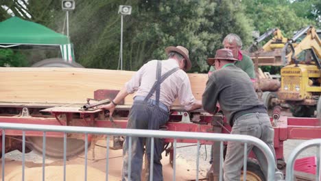 Holzfäller-Schneidet-Baumstamm-Auf-Der-Holzsägewerksmaschine---Vollbild