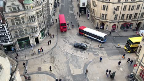 Diese-Hochwinkelansicht-Der-Kreuzung-Zwischen-Der-High-Street-Und-Dem-Cornmarket-In-Oxford-Wurde-Von-Der-Spitze-Des-Carfax-Tower-Aufgenommen