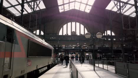 Aufnahme-Von-Menschen,-Die-Während-Des-Ausbruchs-Des-Coronavirus-In-Paris,-Frankreich,-Auf-Dem-Bahnsteig-Des-Zuges-Im-Gare-Du-Nord-Spazieren-Gehen