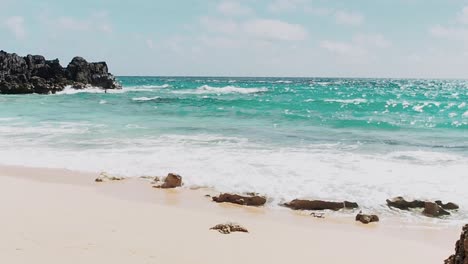 Church-Bay-Beach-Es-Una-Pequeña-Y-Maravillosa-Playa-En-Southampton,-Bermudas.