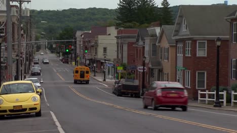 Schulbusfahren-In-Kleinstadt-Amerika