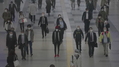 Japanese-People-In-Masks-At-Shinagawa-JR-Station---Going-To-Work-Amidst-Pandemic-In-Tokyo,-Japan