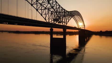 Imágenes-Aéreas-Del-Puente-Hernando-De-Soto-En-Memphis-Tennessee-Al-Atardecer