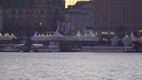 Vista-Panorámica-Del-Mercado-Navideño-En-Binnenalster-Al-Atardecer-En-Hamburgo,-Alemania,-En-Diciembre-De-2019