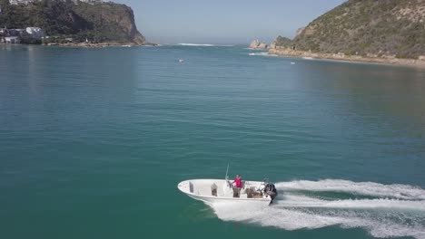 Rastreo-Aéreo-Dinámico-De-Fusión-Veintiún-Lancha-Motora-En-Knysna,-Sa