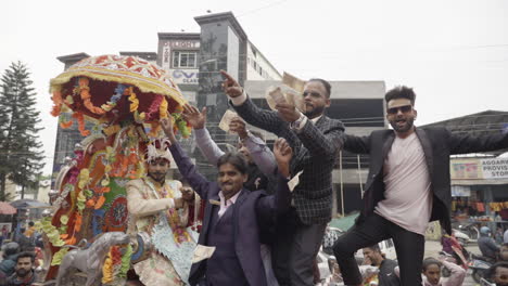 In-Dehradun-Uttarakhand,-Indien,-Indischer-Hochzeitsbräutigam-Und-Sein-Relativer,-Der-Freude-Ausdrückt