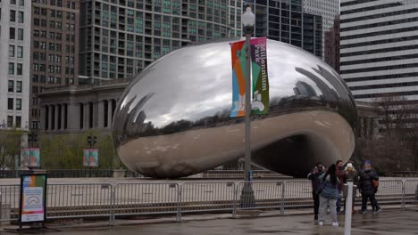 Estatua-De-La-Puerta-De-La-Nube-De-Chicago-En-El-Parque-Del-Milenio