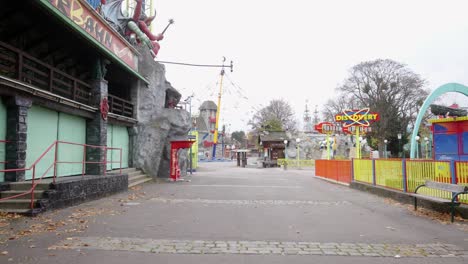 Calle-Vacía-En-Un-área-Generalmente-Abarrotada-En-Un-Parque-De-Diversiones-Al-Lado-De-Una-Casa-Embrujada-Falsa-Durante-El-Cierre