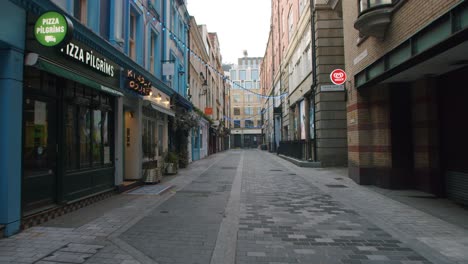 Lockdown-in-London,-closed-restaurants-and-shops-on-Kingly-Street,-Soho,-during-the-COVID-19-pandemic-2020