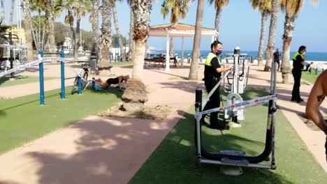 Während-Des-Ausbruchs-Des-Coronavirus-In-Malaga,-Spanien,-Klebte-Ein-Polizist-Die-Fitnessgeräte-Im-übungsbereich-Und-Im-Outdoor-fitnessstudio-Ab