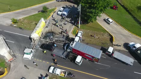 Toma-De-Un-Dron-De-Un-Accidente-De-Colisión,-Un-Automóvil-Debajo-De-Un-Camión-Petrolero-Y-Un-Camión-Destrozado-En-Pedazos,-En-México,-América-Central---Vista-Aérea-Descendente