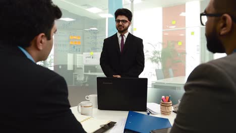 Joven-Hombre-De-Negocios-Haciendo-Una-Presentación-De-Negocios-A-Sus-Clientes-En-La-Oficina---Tiro-Medio