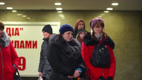 Massen-Beobachten-Und-Klatschen-Bei-Klavier-Straßenmusikanten-Am-Bahnhof-In-Kiew,-Ukraine