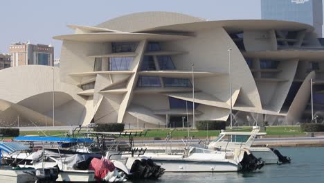 El-Museo-Nacional-De-Qatar-Es-Una-Nueva-Atracción-Turística-En-La-Ciudad-Capital-De-Qatar,-Doha,-Es-Famoso-Por-Su-Diseño-Arquitectónico-único-Basado-En-La-Rosa-Del-Postre