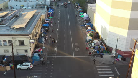 Drohnenaufnahme,-Die-Ein-Riesiges-Obdachlosenlager-In-Der-Skid-Row-Der-Innenstadt-Von-Los-Angeles-Zeigt