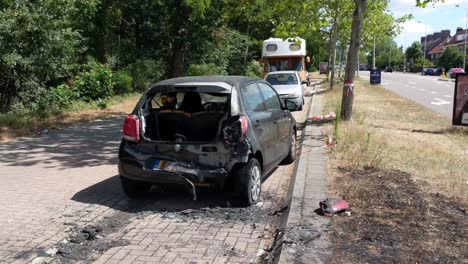 Toma-Trasera-De-Un-Auto-Quemado,-Nijmigen