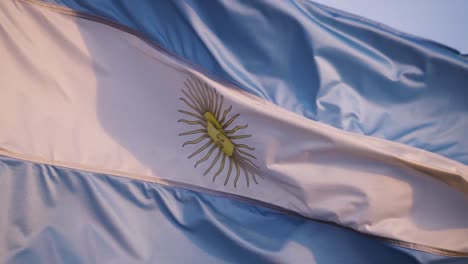 Argentinische-Flagge-Weht-Im-Wind,-Sonniger-Abend---Statische,-Zeitlupenansicht