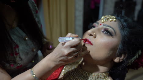 Indische-Hochzeit,-Brautmake-up-Bereit-Für-Die-Hochzeitszeremonie-In-Dehradun-Uttarakhand,-Indien