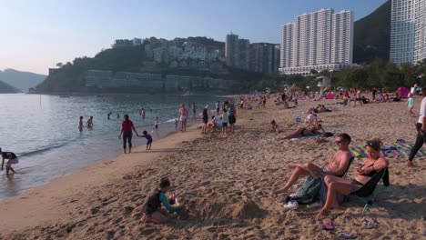 Leute-Genießen-Den-Abend-Am-Repulse-Bay-Beach-In-Hong-Kong-Als-öffentliche-Strände,-Die-Nach-Monaten-Der-Schließung-Inmitten-Des-Ausbruchs-Des-Coronavirus-Wieder-Für-Die-öffentlichkeit-Geöffnet-Werden