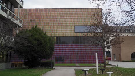 Facade-of-the-Brandhorst-Museum,-a-modern-art-museum,-Munich