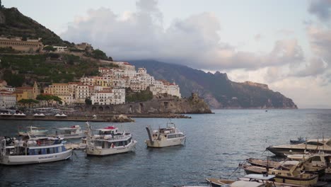 Ciudad-De-Amalfi,-Italia