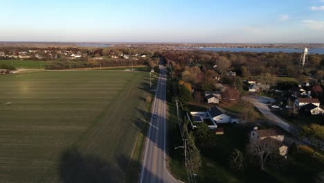 Luftaufnahmen-Einer-Straße-In-Einer-Kleinstadt-An-Einem-Sonnigen-Nachmittag-In-Illinois
