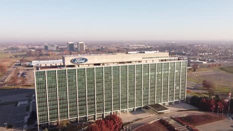 Antenne-Von-Ford-World-Headquarters---Henry-Ford-II-World-Center-An-Einem-Sonnigen-Tag-In-Dearborn,-Michigan