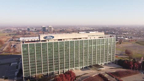 Antena-De-La-Sede-Mundial-De-Ford---Henry-Ford-Ii-World-Center-En-Un-Día-Soleado-En-Dearborn,-Michigan