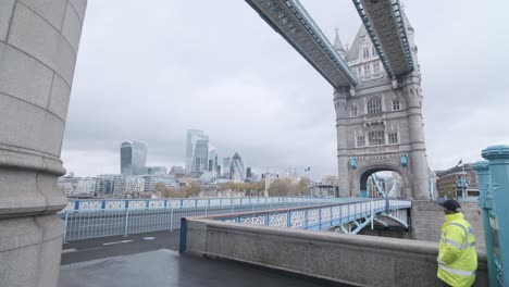 Weite-Aufnahme-Der-Leeren-Tower-Bridge-London-An-Einem-Regnerischen-Bewölkten-Tag-Covid-19-Lockdown-Uk