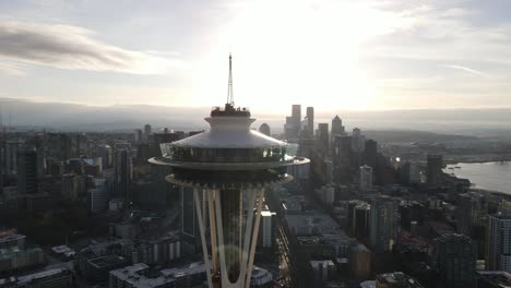 El-Brillante-Amanecer-Ilumina-Una-Hermosa-Aguja-Espacial-De-Seattle-Y-El-Horizonte-De-La-Ciudad,-órbita-Aérea