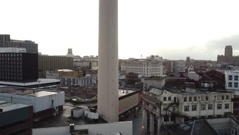 Aus-Der-Luft-Aufsteigender-Blick-Auf-Das-Ikonische-Denkmal-Von-Liverpool-St-Johns-Beacon-Leere-Stadt-Skyline-Während-Der-Coronavirus-pandemie