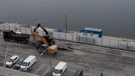 Maquinaria-Especial-Para-La-Construcción-De-Carreteras-Cargada-En-Un-Camión-En-Un-Estacionamiento-Del-Puerto