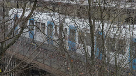 Neue-U-bahn,-Die-In-Zeitlupe-Von-Ropsten-Abfährt