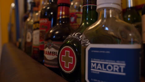 Mostrador-De-Licores-En-Home-Bar,-Malort-Y-Otros