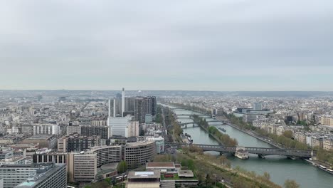 Una-Vista-De-París-Desde-La-Torre-Eiffel,-Incluidos-Cuatro-Puentes:-Pont-De-Bir-hakeim,-Pont-Rouelle,-Pont-De-Grenelle-Y-Pont-Mirabeau,-Así-Como-La-Isla-L&#39;île-Aux-Cygnes,-Que-Es-Artificial