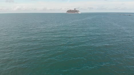 Vista-Aérea-Del-Barco-De-Cruceros-En-El-Océano