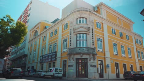Portugal-Algarve-Loule-Alte-Theaterfassade,-Mit-Fußgängern-Und-Verkehr-Bei-Morgensonne-4k