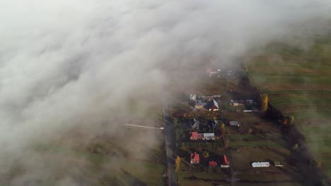 Vista-Aérea-Del-Pueblo-De-Chocholow-A-Través-De-Las-Nubes-En-Polonia-En-Un-Día-Soleado---ángulo-Alto